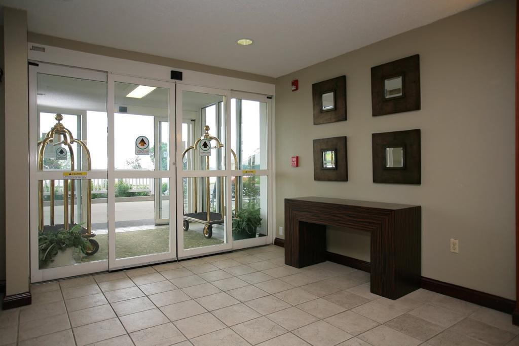 Baymont By Wyndham Dale Interior foto